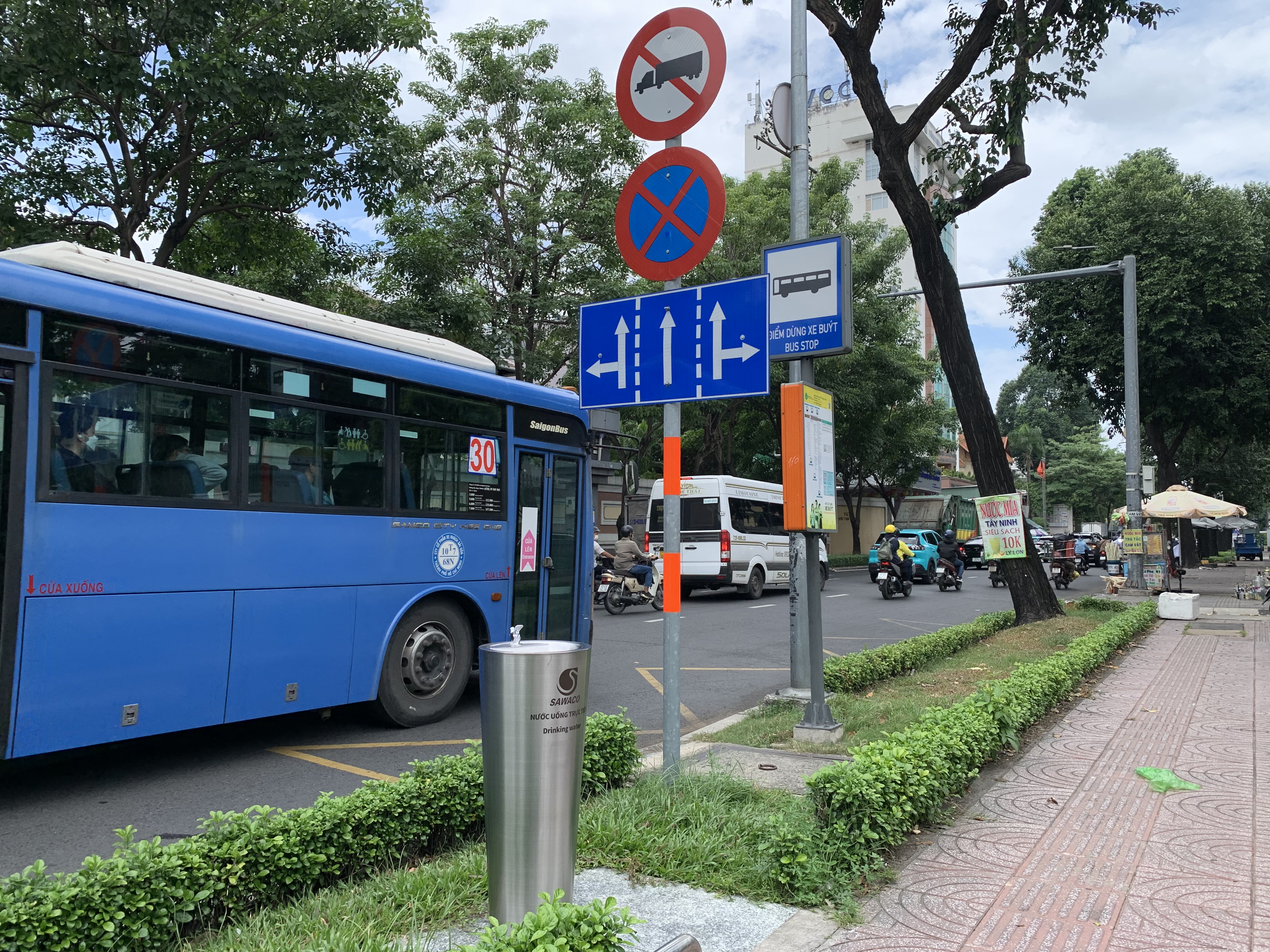 Những trụ nước uống trên vỉa hè, hình ảnh của một đô thị văn minh